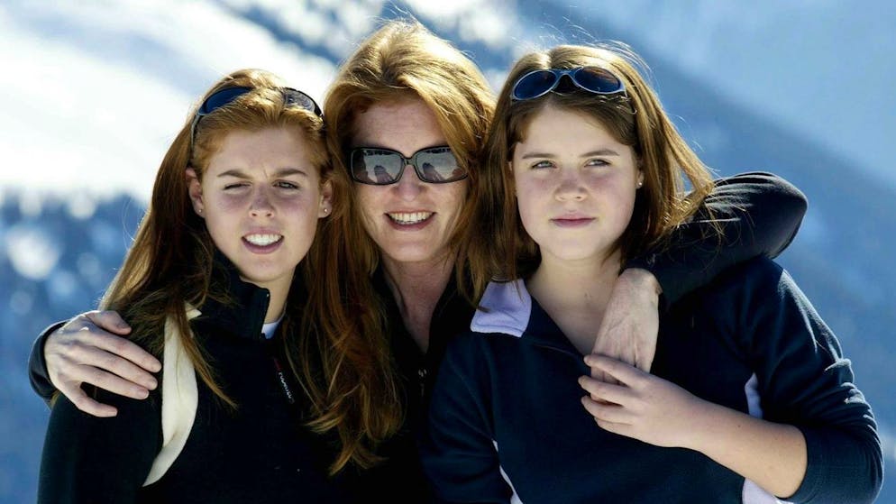 The Duchess of York poses with her daughters Princesses Beatrice (left) and Eugenie (right) on the ski slopes of Verbier in Switzerland Monday 16, 2004, where the three are enjoying a holiday. (KEYSTONE/EPA/Gareth Fuller) === UK AND IRELAND OUT ===