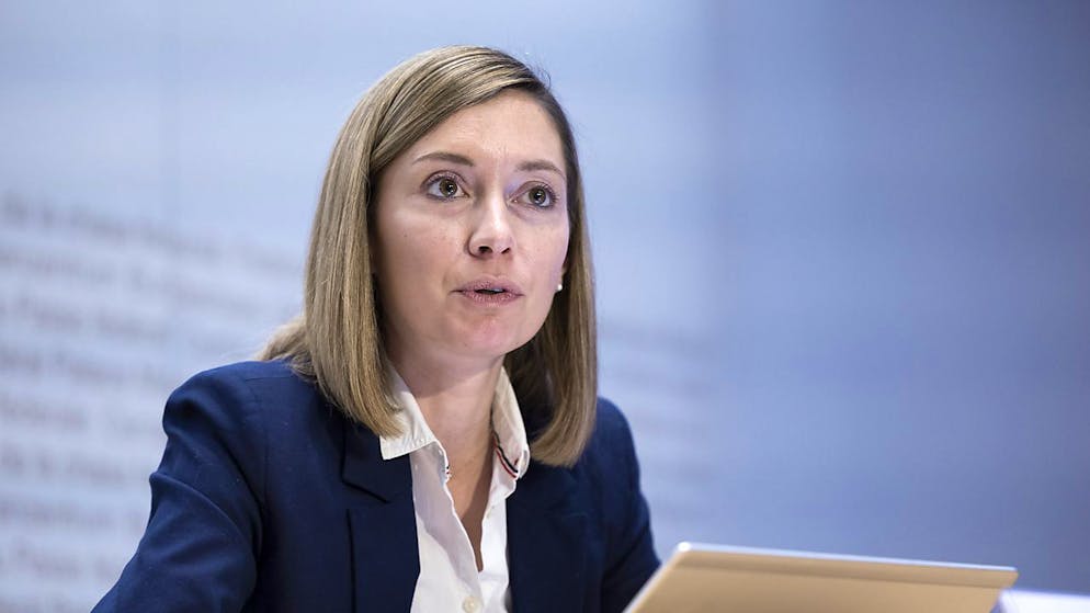 La consigliera gli Stati Johanna Gapany (PLR/FR) mentre spiega le ragioni del comitato contrario all'iniziativa che vuole vietare gli esperimenti sugli animali.