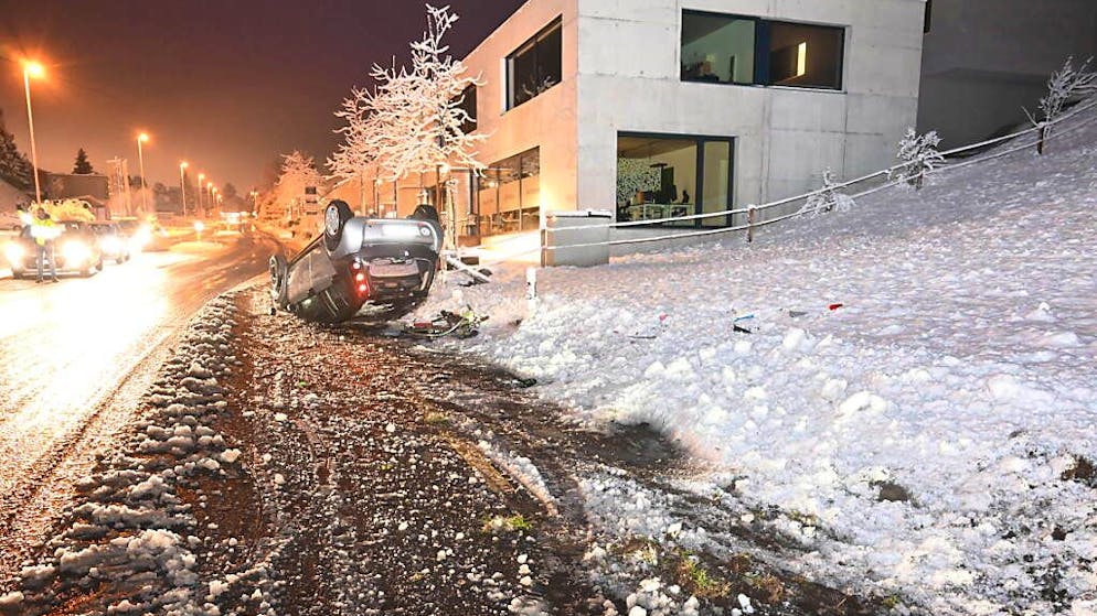 After the snowfall on Monday night, there was also an accident in Mörschwil.  A car landed on the roof.