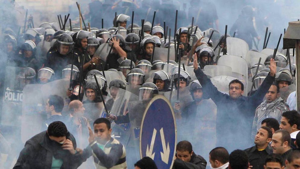 La "Rete araba per l'informazione sui diritti umani" (Anhri), una delle principali ong egiziane che si batteva per la libertà di espressione in Nordafrica e Medio oriente, ha annunciato che dopo "quasi 18 anni" di attività "da oggi sospenderà le proprie operazioni".