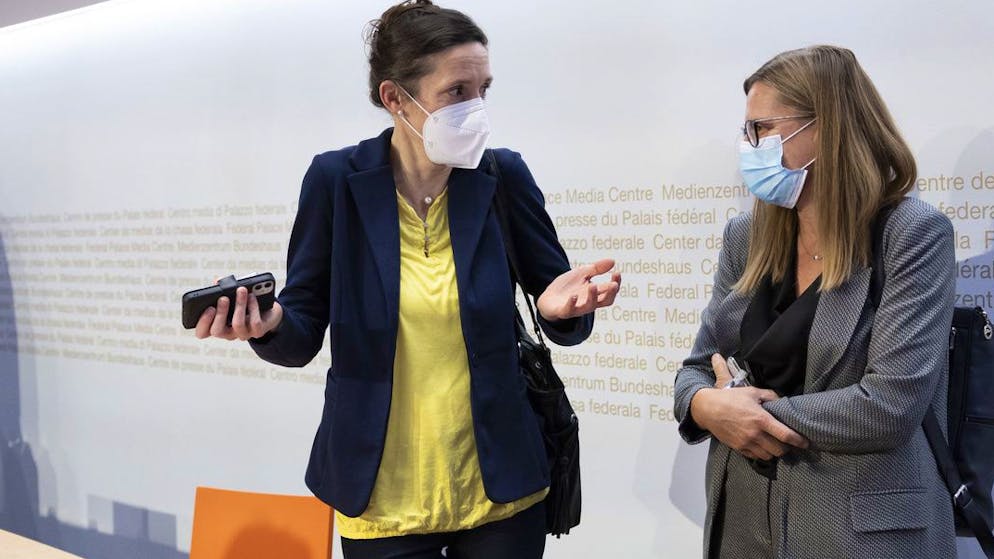 Tanja Stadler, Praesidentin, National COVID-19 Science Task Force, links, diskutiert mit Virginie Masserey, Leiterin Sektion Infektionskontrolle, Bundesamt fuer Gesundheit BAG, am Ende einer Medienkonferenz zur aktuellen Situation des Coronavirus, am Dienstag, 11. Januar 2022 in Bern. (KEYSTONE/Peter Klaunzer)