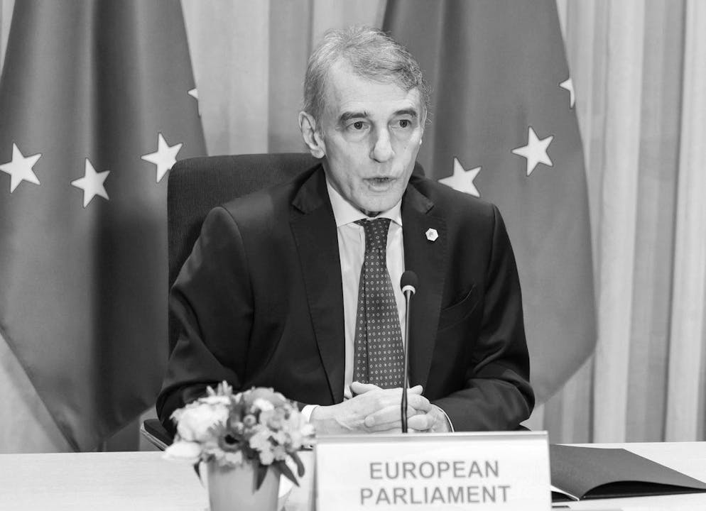 Ayant souffert par le passé d'une leucémie, David Sassoli avait déjà été hospitalisé cet automne pour une pneumonie, qui l'avait tenu éloigné du Parlement pendant plusieurs semaines.