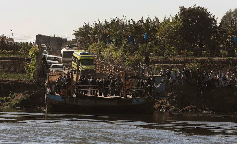 Des secouristes mènent une opération de recherche sur le Nil pour trouver d'éventuelles victimes après la chute d'un camion d'un ferry sur le Nil dans le district de Monshaat Al-Kanater à Gizeh, en Égypte, le 11 janvier 2022.