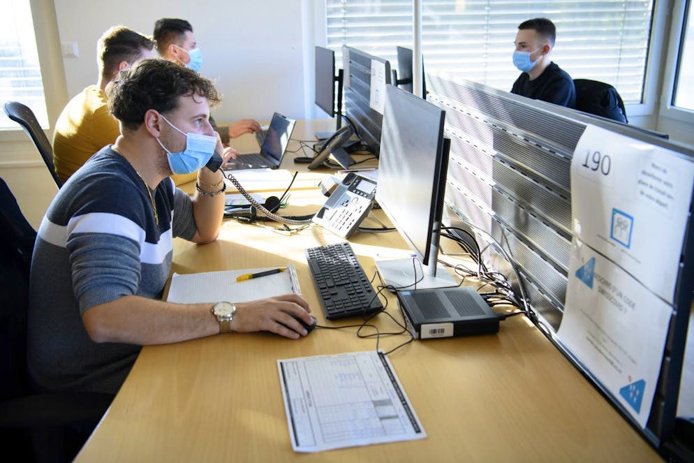 Un traceur parle au téléphone lors de la 2ème vague de la pandémie le lundi 7 décembre 2020 au Centre de trace à Lausanne. (archives)