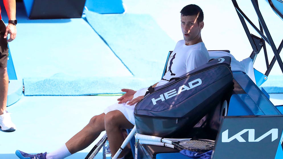 Nuove grane per il tennista. Ora si indaga anche sulle dichiarazioni di viaggio di Djokovic