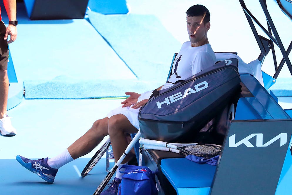 Novak Djokovic a riposo dopo una sessione di prove libere alla Rod Laver Arena prima dell'Australian Open al Melbourne, in attesa di conoscere il suo destino.