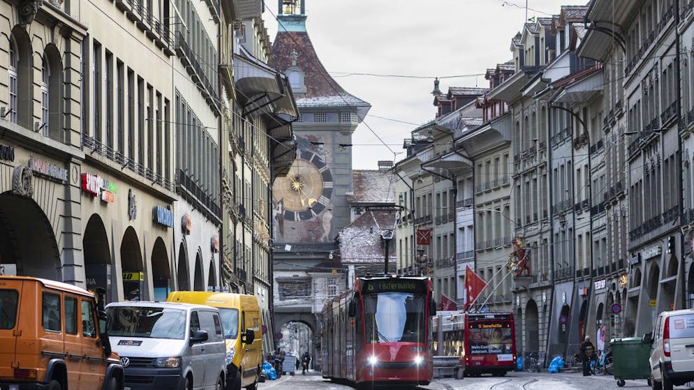 Ein Tram und ein Bus fahren durch die Marktgasse, am Montag, 18. Januar 2021 in Bern. Aufgrund der anhaltenden Krise um die Pandemie des Coronavirus, Covid-19 wurden ab Montag die Massnahmen zur Eindaemmung der Verbreitung des Virus verstaerkt. (KEYSTONE/Alessandro della Valle)
