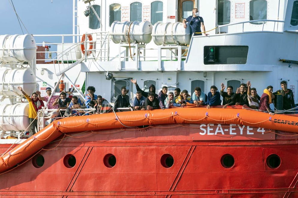 Le navire Sea Eye 4 transportant quelque 850 migrants secourus lors des différentes opérations de sauvetage menées ces derniers jours en mer Méditerranée.