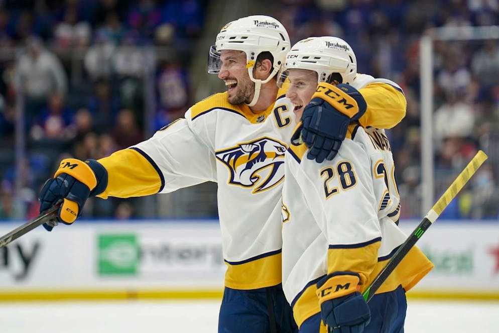 Eeli Tolvanen (destra) abbracciato da Roman Josi