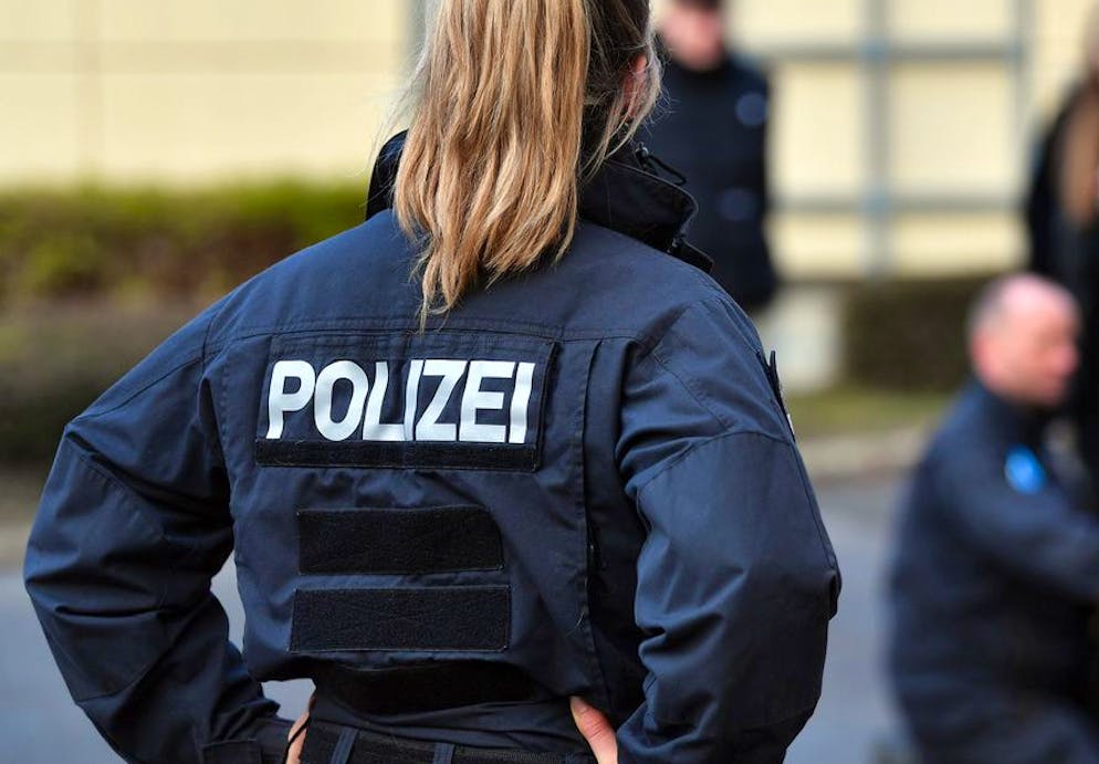 12.01.2022, Thüringen, Gotha: Schüler beobachten eine Vorführung mit Polizeihunden beim Schnuppertag der Thüringer Polizei. Interessierte können in den Polizeiinspektionen Eisenach, Ilmenau und Gotha die Polizeibeamtinnen und -beamten bei der Arbeit beobachten, um einen Einblick in die Vielfalt des Polizeiberufes zu erhalten. Weitere Schnuppertage werden am 19. und 26. Januar angeboten. Foto: Martin Schutt/dpa-Zentralbild/dpa +++ dpa-Bildfunk +++ (KEYSTONE/DPA/Martin Schutt)