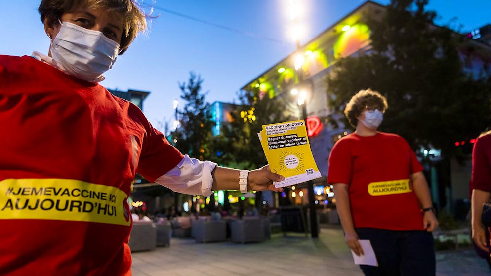 I giovani non si sentono presi in considerazione a sufficienza in relazione alla pandemia. Nelle foto d'archivio i "Covid Angels" distribuiscono volantini sulle vaccinazioni a Losanna (foto del 2 settembre 2021)