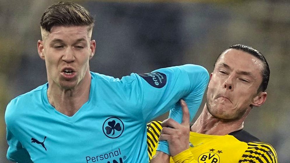Cedric Itten, à gauche contre Dortmund, retrouve le Championnat d'Ecosse.