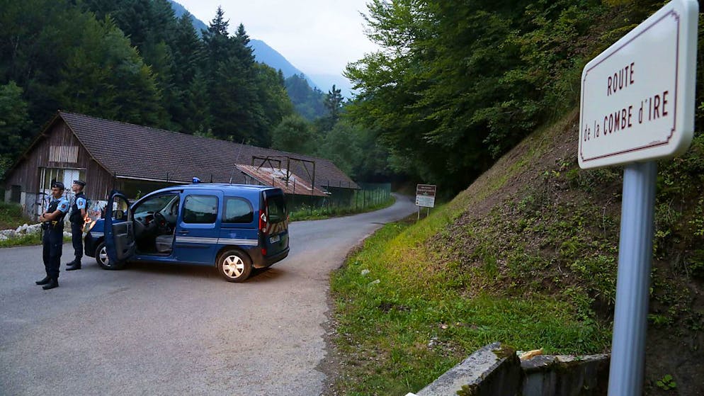 Les gendarmes bloquent l'accès au site de la "tuerie de Chevaline", près du lac d'Annecy, le 5 septembre 2012. Quatre personnes avaient été abattues dans cette affaire, qui n'est toujours pas résolue à ce jour (archives).