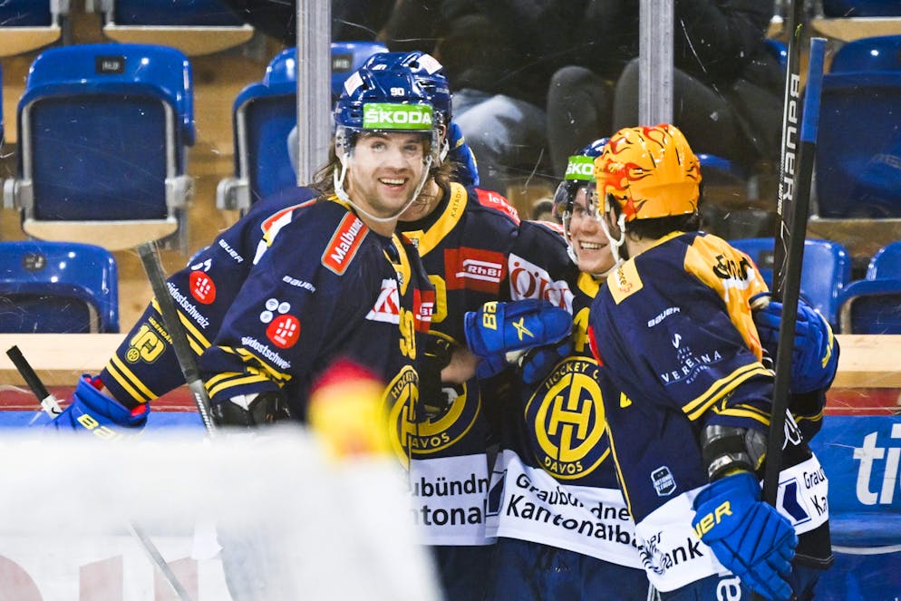 Dominik Egli del Davos festeggia con i compagni l'1-1 contro il Langnau