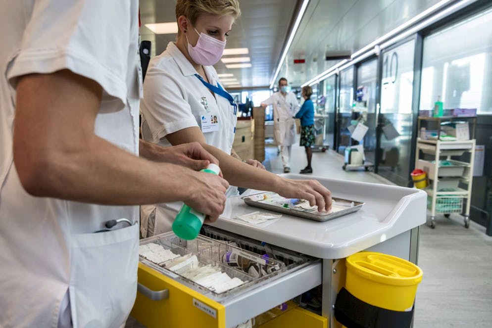 Deux infirmiers travaillent dans le Service des Urgences de l'HFR Fribourg-Hopital cantonal apres des travaux de renovation le vendredi 3 decembre 2021 a Fribourg. (KEYSTONE/Jean-Christophe Bott)