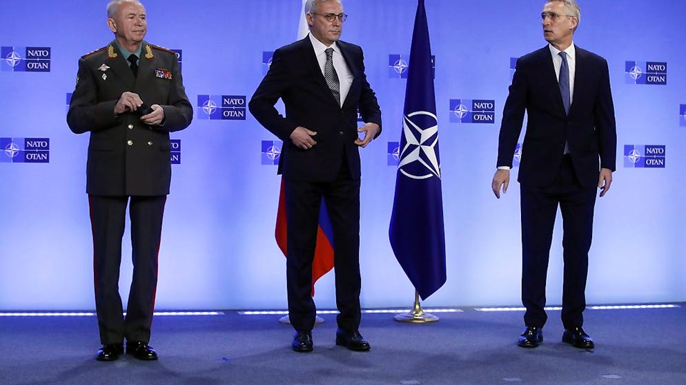 Les Russes Alexander Fomin et Sergei Ryabkov avec le secrétaire général de l'Otan Jens Stoltenberg à Bruxelles. Selon ce dernier: "La discussion n'a pas été aisée. Les échanges ont été directs sur la situation en Ukraine et des différences majeures ont été constatées sur la sécurité en Europe".