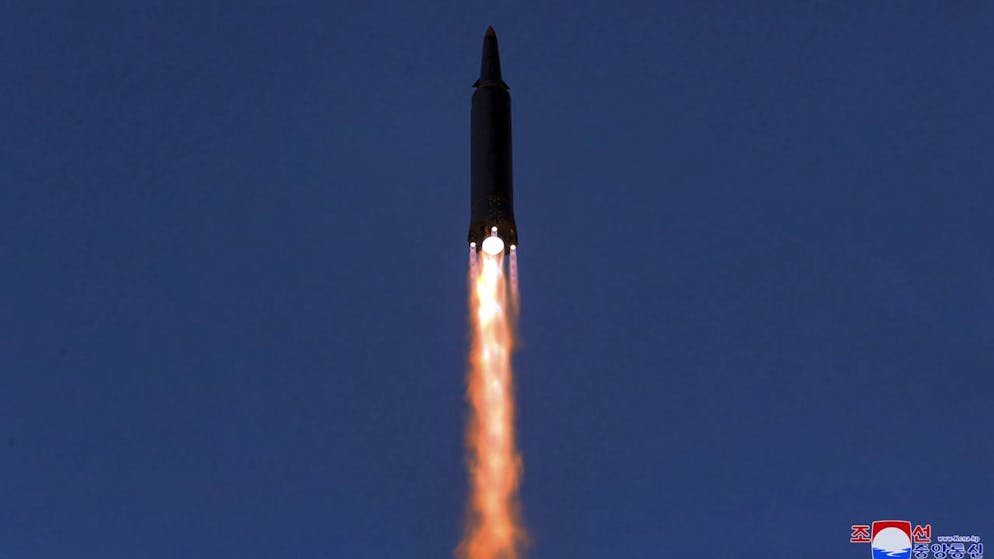 L'immagine, fornita dal governo nordcoreano, mostra il lancio di prova di un missile ipersonico effettuato ieri.