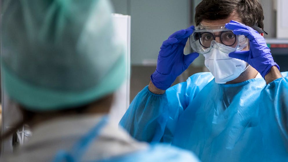 Secondo la legge sanitaria, chi dispone di un diploma nel settore sanitario è obbligato a prestare servizio nelle strutture ospedaliere a causa della variante Omicron. Così ha deciso il Governo dei Grigioni. (foto d'archivio)