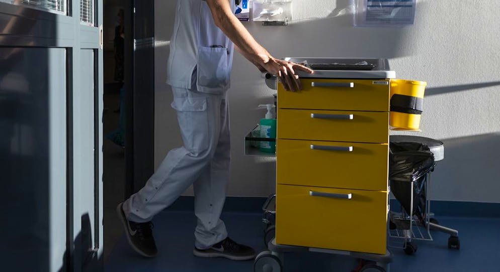 Comme le demandait le Ministère public, le Tribunal a aussi prononcé une interdiction à vie d'exercer une activité avec des adultes vulnérables ainsi que dans le domaine de la santé. (image d'illustration)