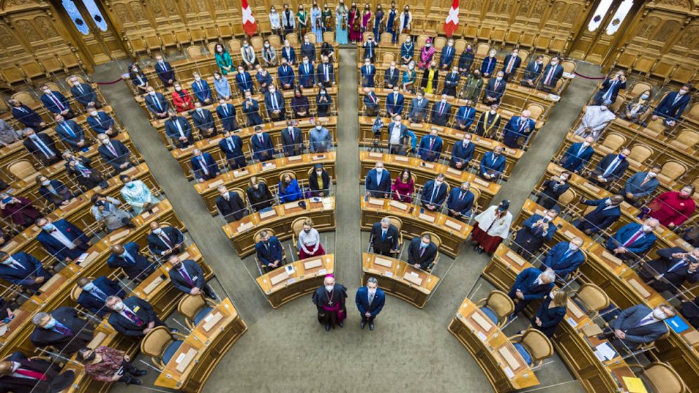 Un drone ha scattato una foto di Ignazio Cassis con accanto il nunzio papale in Svizzera Martin Krebs e attorno a loro un centinaio di ambasciatori accreditati riuniti oggi nella sala del Consiglio nazionale.