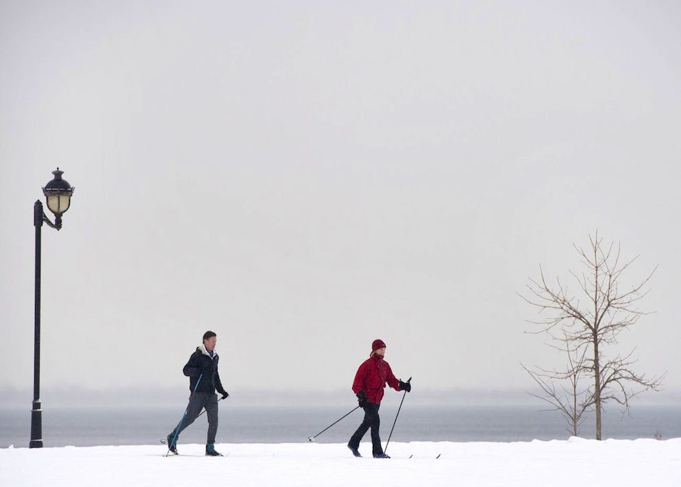 Des gens font du ski de fond près du fleuve Saint-Laurent à Montréal, le dimanche 9 janvier 2022, à la suite d'une chute de neige.