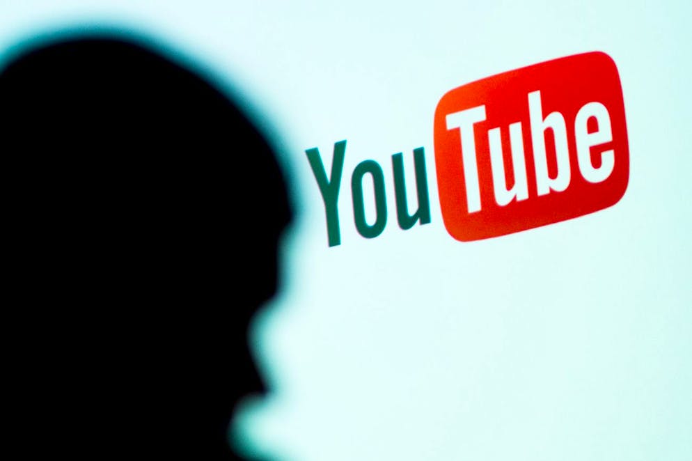 Des documentaires complotistes ou des vidéos faisant la promotion de faux remèdes ont ainsi engrangé des millions de vues sur le site, qui appartient comme Google au groupe Alphabet.