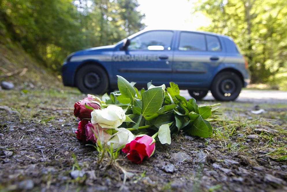 Des fleurs sont vues sur la scène du crime où quatre personnes ont été tuées par balle dans une voiture immatriculée au Royaume-Uni, dans une forêt des Alpes, près de Chevaline, dans les Alpes françaises, le samedi 8 septembre 2012.