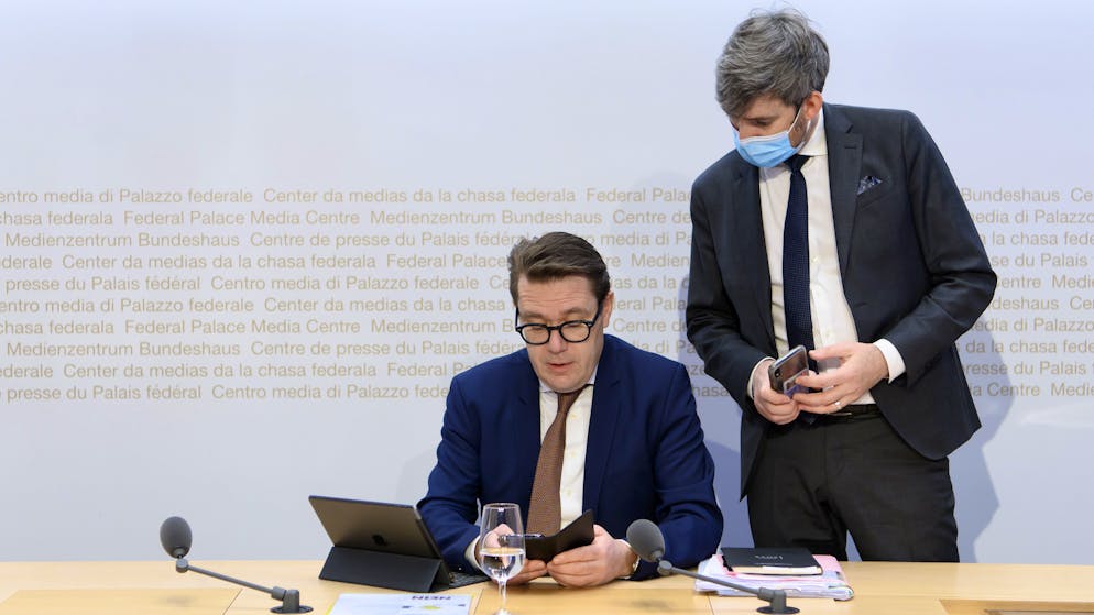 Benedikt Wuerth, Staenderat Mitte-SG, links, und Philipp Kutter, Nationalrat Mitte-ZH, rechts, sprechen kurz vor einer Medienkonferenz des ueberparteilichen Parlamentarier-Komitees gegen das Massnahmenpaket zugunsten der Medien, am Donnerstag, 13. Januar 2022 in Bern. (KEYSTONE/Anthony Anex)