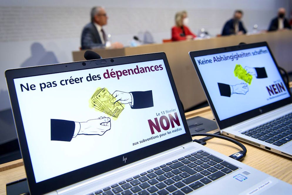 Deux écrans lors d'une conférence de presse de la commission parlementaire non partisane contre le paquet de mesures en faveur des médias le jeudi 13 janvier 2022 à Berne.