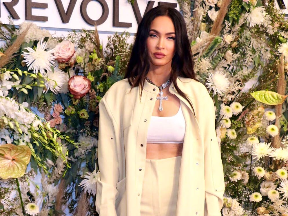 Megan Fox et Machine Gun Kelly ont commencé à sortir ensemble peu de temps après leur rencontre sur le tournage du film Midnight in the Switchgrass en mars 2020.