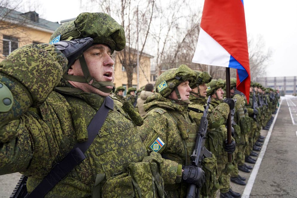 Les casques bleus russes de l'Organisation du Traité de sécurité collective assistent à la cérémonie officielle du début du retrait de ses troupes à Almaty, au Kazakhstan, le jeudi 13 janvier 2022.