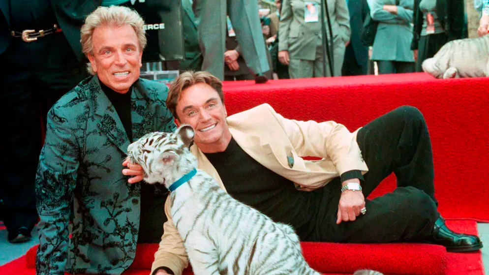 Siegfried Fischbacher (l.) und Roy mit einem weissen Tigerbaby.