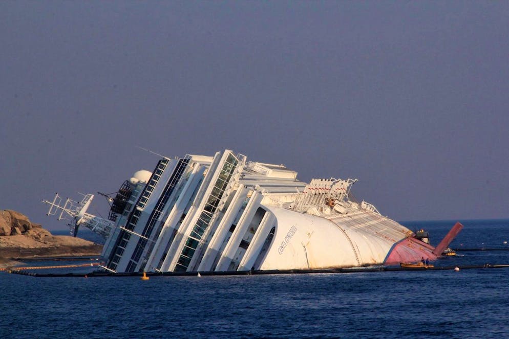 Le navire de croisière Costa Concordia sur son côté au large de l'île de Giglio, Italie, 26 mars 2012.