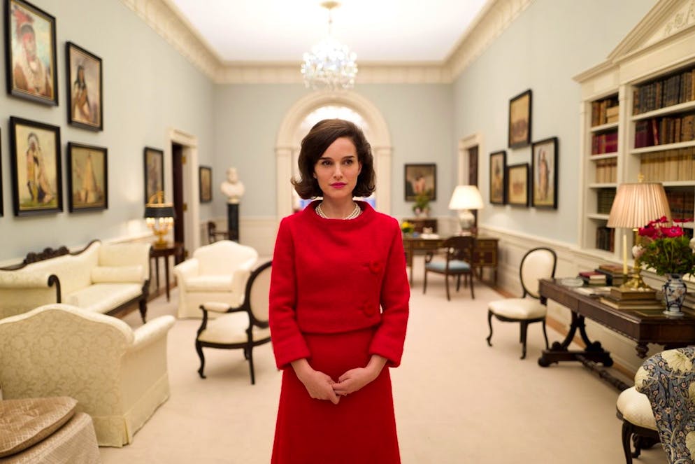 Kristen Stewart in «Spencer». Der erste Film war «Jackie» über die amerikanische First Lady Jackie Kennedy mit Natalie Portman in der Titelrolle. Die Hauptfigur im dritten Film ist noch unbekannt. Portman wurde 2017 für «Jackie» für einen Oscar nominiert. Kristen Stewart wird ebenfalls als eine Favoritin für das Goldmännchen gehandelt.
