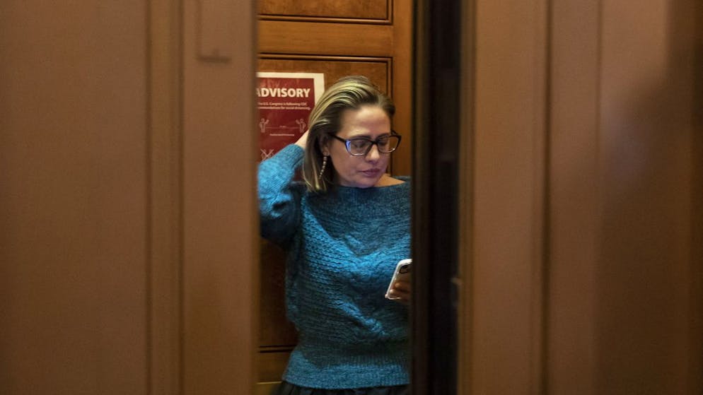 Depuis son investiture ou presque, Joe Biden bute régulièrement sur Kyrsten Sinema et sur un autre sénateur démocrate, Joe Manchin. Ces derniers sont sceptiques face aux grands projets du président démocrate, qu'ils jugent trop interventionnistes, trop coûteux, trop centralisés, trop idéologiques.