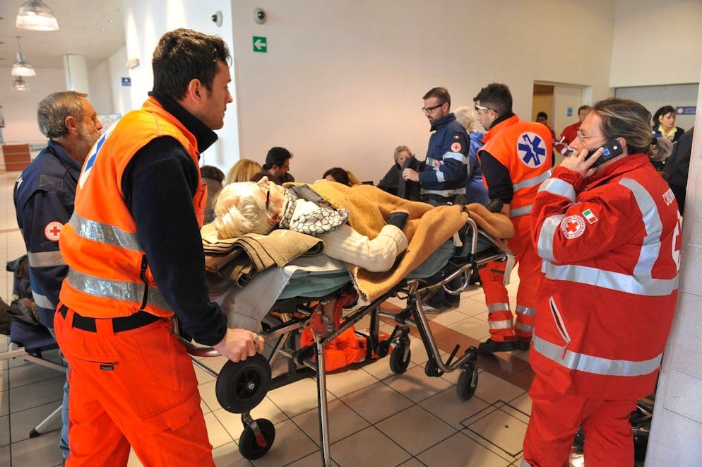 Les passagers du bateau de croisière Costa Concordia, qui s'est échoué au large de l'île de Giglio, reçoivent les premiers soins à Savone, en Italie, le 14 janvier 2012.