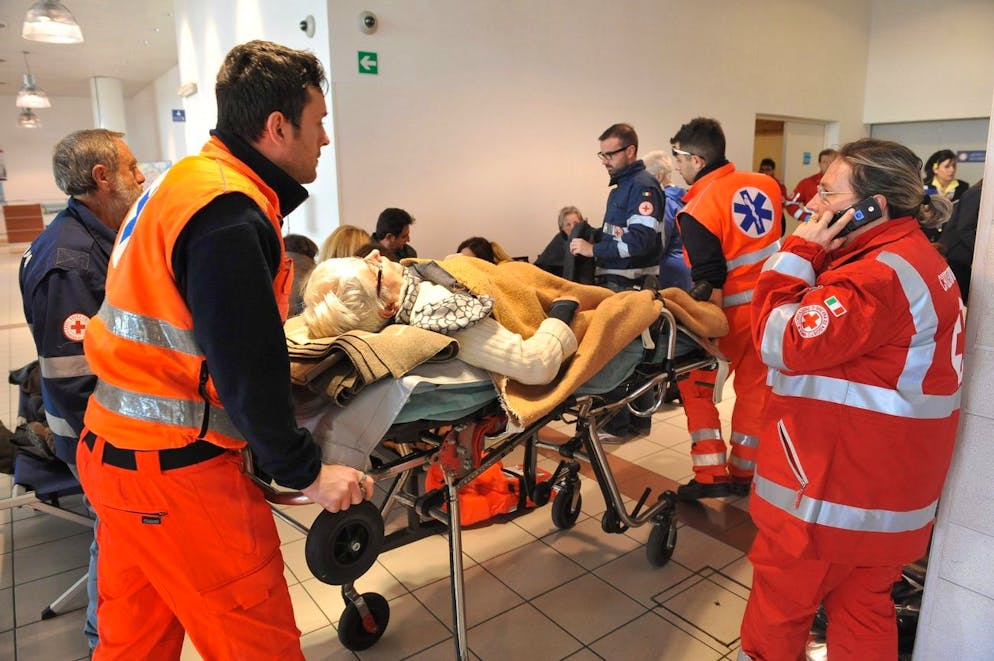 Les passagers du bateau de croisière Costa Concordia, qui s'est échoué au large de l'île de Giglio, reçoivent les premiers soins à Savone, en Italie, le 14 janvier 2012.
