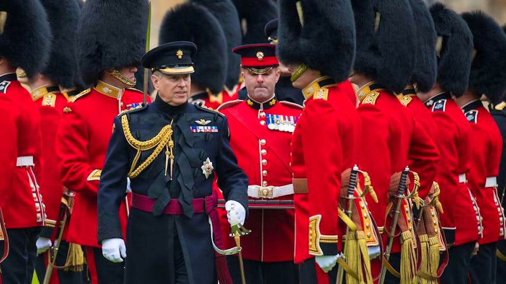 ARCHIV - 22.03.2019, Großbritannien, Windsor: Prinz Andrew (M), Herzog von York, vergibt an Regimentsmitglieder der Grenadier Guards im Windsor Castle Medaillen. Prinz Andrew war zu dem Zeitpunkt Ehrenoberst des Regiments. Die britische Queen Elizabeth II. hat ihrem wegen Missbrauchsvorwürfen in den USA verklagten Sohn Andrew alle militärischen Dienstgrade und royalen Schirmherrschaften entzogen. Foto: Dominic Lipinski/PA Wire/dpa +++ dpa-Bildfunk +++