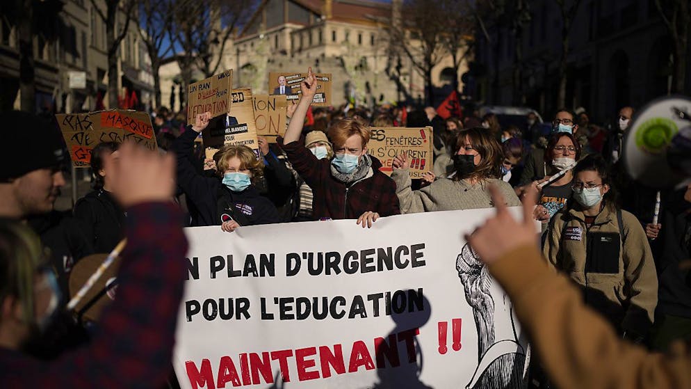 De nombreux enseignants étaient en grève jeudi en France, exaspérés par la gestion gouvernementale de l'épidémie de Covid-19.
