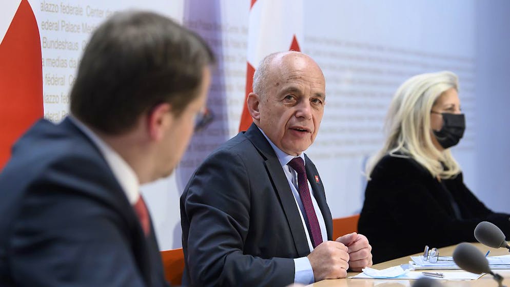 Le ministre des finances Ueli Maurer (C) entend mettre en oeuvre l'imposition minimale de 15% pour éviter des pertes fiscales.