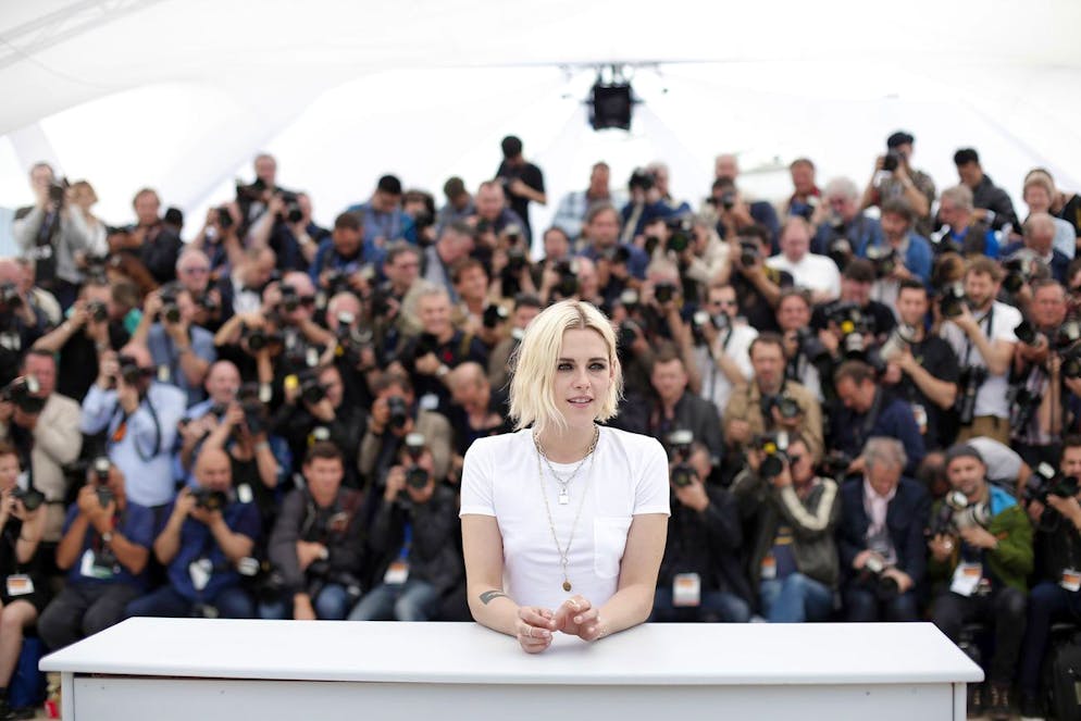 Kristen Stewart in «Spencer». Den Druck, in der Öffentlichkeit zu stehen, kann Kristen Stewart gut nachvollziehen. «Aber ich darf Fehler machen», unterscheidet sie. «Im Gegensatz zu einem Mitglied der Königsfamilie, das ein Ideal und dadurch eine ganze Nation zusammenhalten muss.»