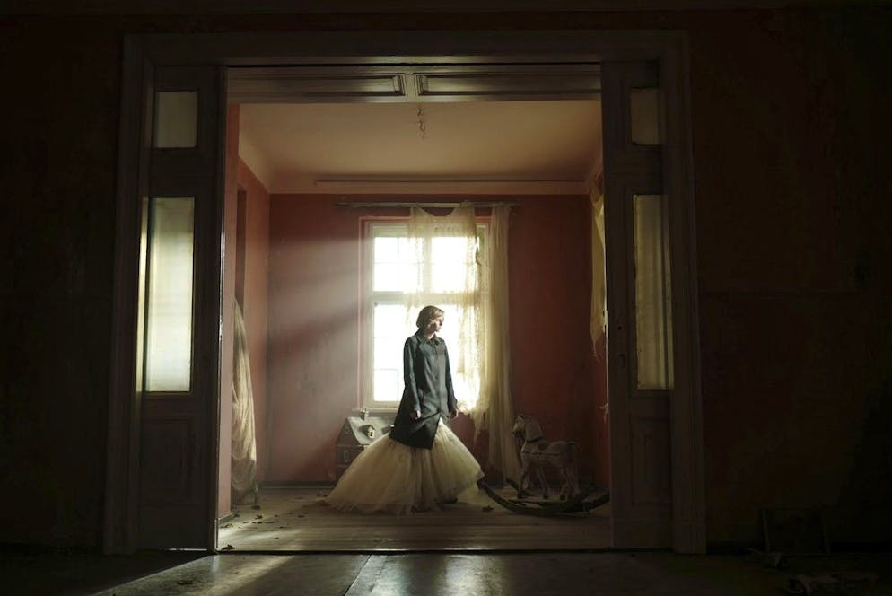 Kristen Stewart in «Spencer». «Diana hatte nur wenig Kontrolle über ihr Leben und nichts war bedingungslos. Alles war eine Verhandlung», sagt Kristen Stewart über die Princess of Wales. «Sie wurde gleichzeitig geliebt und abgelehnt. Sie konnte ihre Macht nicht definieren, aber sie spürte sie und schlug manchmal damit auch um sich.»