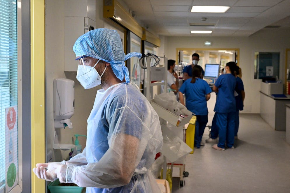 Les personnes infectées avec Omicron avaient moitié moins de risque d'être hospitalisées que celles avec Delta.
