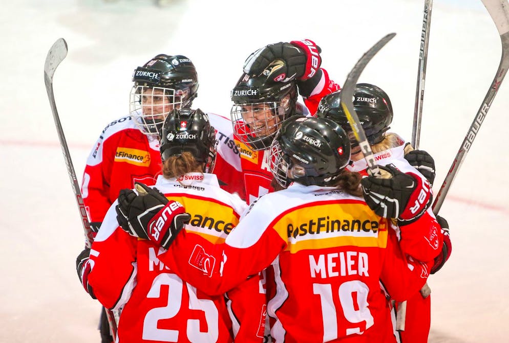 Switzerland's players celebrate the 3-1 goal by Evelina Raselli, center, during the women's ice hockey qualification game between Switzerland and Norway, at the Olympic Qualification Tournament for the 2018 Pyeongchang Winter Olympics, in Arosa, Switzerland, on Saturday, February 11, 2017. (KEYSTONE/Eddy Risch)