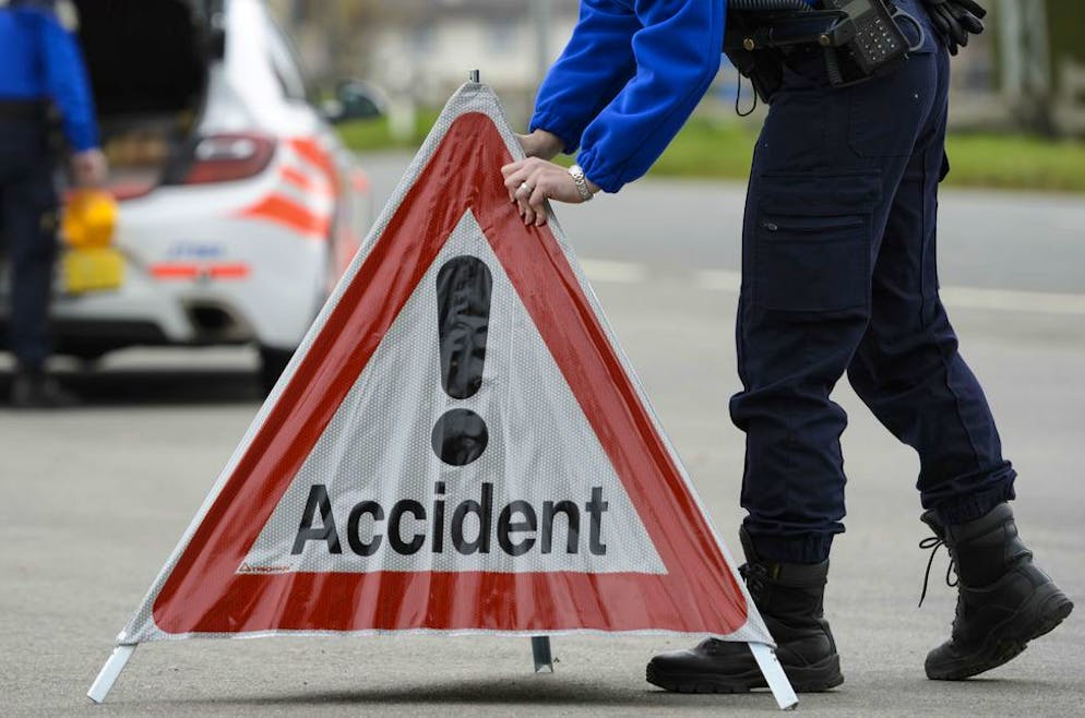 Malgré les premiers soins prodigués par les secours, l'octogénaire est décédé sur place, indique la police vaudoise, qui lance un appel à témoins.
