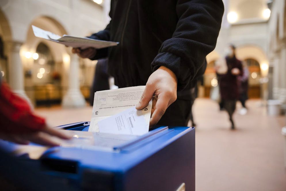 «Des jeunes aux personnes âgées, de la gauche à la droite, le soutien a été large. Seuls les non vaccinés, les sympathisants de l'UDC ou des Amis de la Constitution ont voté non», observe l'analyse Vox. (archives)