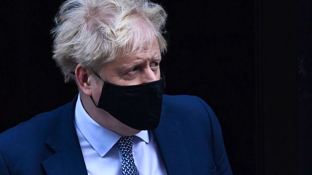 Alcol e festeggiamenti la sera prima del funerale del principe Filippo si sarebbero tenuti a Downing Street, dove lo staff di Boris Johnson si sarebbe riunito, in pieno lockdown, per salutare James Slack, il capo della comunicazione del premier.