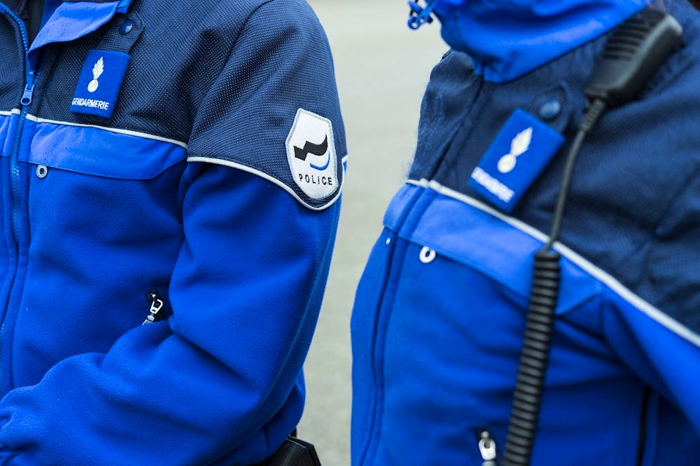 La Police cantonale fribourgeoise a arrêté trois auteurs présumés de vols multiples survenus dans la région de Bulle entre juin et août de l'an passé. (image d'illustration)