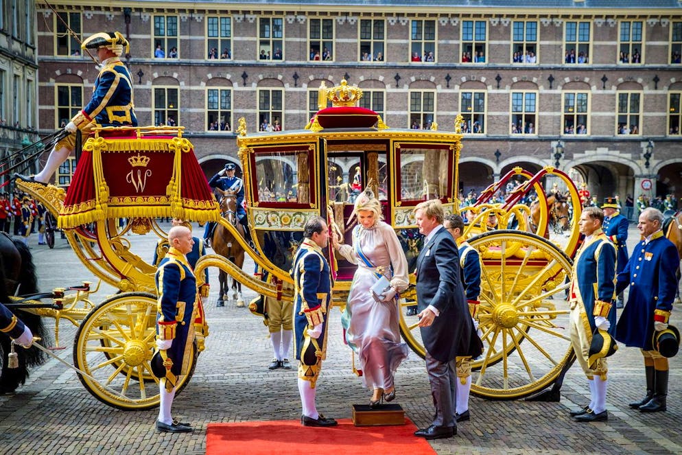Le carrosse, doré à l'or fin, utilisé par la famille royale pour des baptêmes, mariages et autres occasions, est un objet de controverses à cause d'une décoration sur son flanc gauche représentant des hommes noirs agenouillés devant leurs maîtres blancs. (archives)