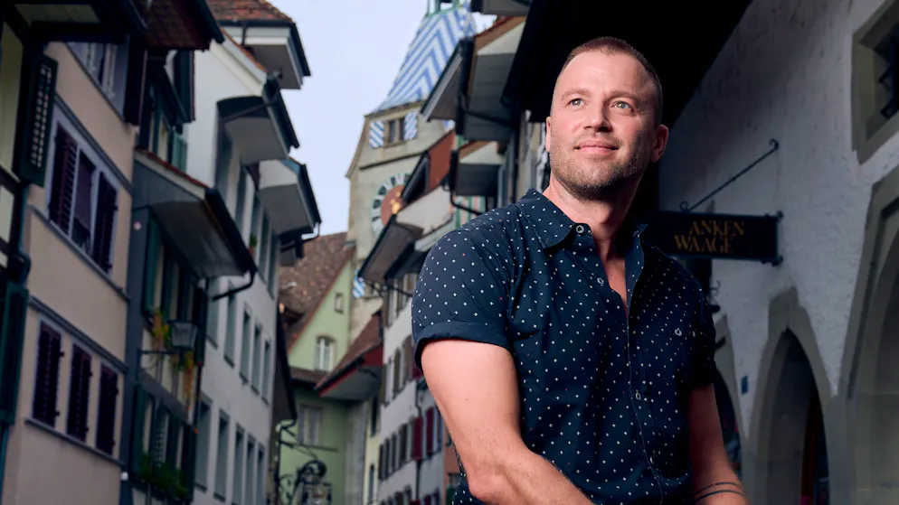 Unterdrückte Gefühle. Seine erste Freundin macht Jonny Fischer klar, dass er schwul ist